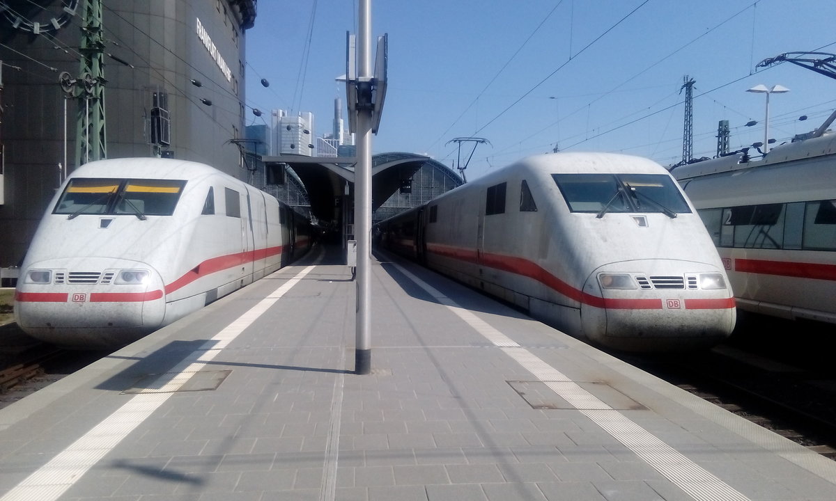 Zwei ICE 1 im Frankfurter HBF. Rechts ICE Richtung Hamburg Altona,
links ICE Richtung Berlin Ostbahnhof.
Aufgenommen am 16.04.2019.