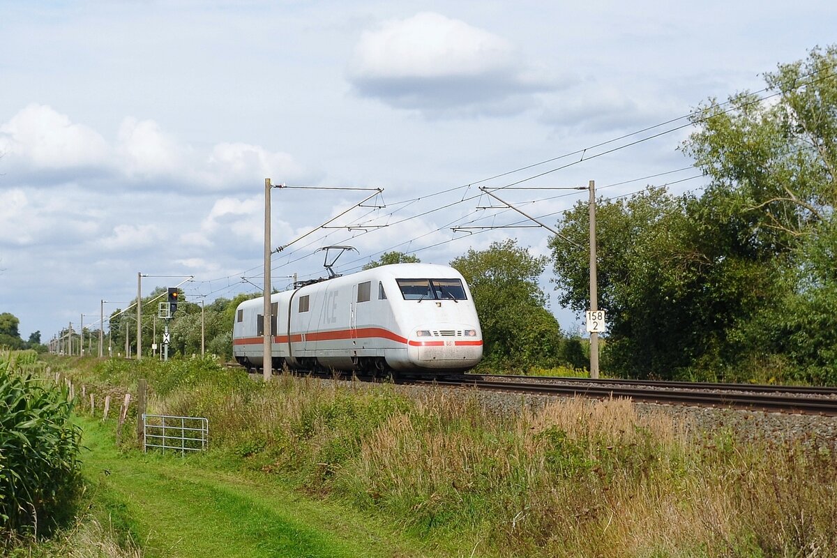 Zwei ICE-1-Triebköpfe allein unterwegs: DB Fernverkehr 401 067 zieht 401 567 in Richtung Osnabrück (Hüde, 12.09.2021).