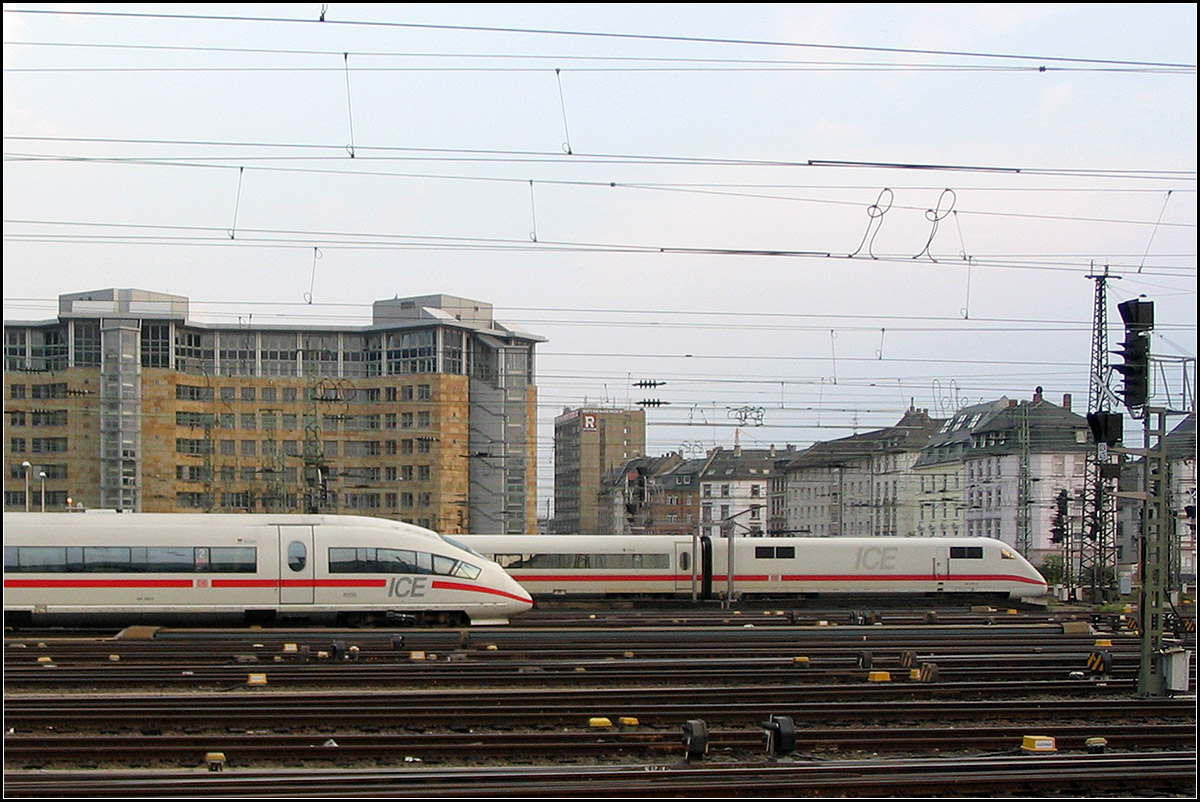 Zwei ICE-Generationen - 

Ich halte das ICE-Design für sehr gelungen: Hellgraue Farbe mit dem roten Streifen, der vorne nach unten gezogen ist, dunkle Fensterbänder, unterbrochen durch ovale Türfenster. Einfach und genial. Der Triebkopf des ICE 1 erinnert mich ans Space Shuttle (Jonas sagt er gleiche dem VW Sharan). Die spitz zulaufende Front mit den heruntergezogenen Seitenscheibe des ICE 3 ist Neumeister-Design wirklich gelungen. Die selben Designer gestalteten auch die Talent- und Desiro-Tw, die neuen Münchener U-Bahnwagen und die Transrapid-Magenetschwebebahn. Wobei Schönheit und Nützlichkeit nicht immer Hand in Hand gehen.

01.09.2005 (M)