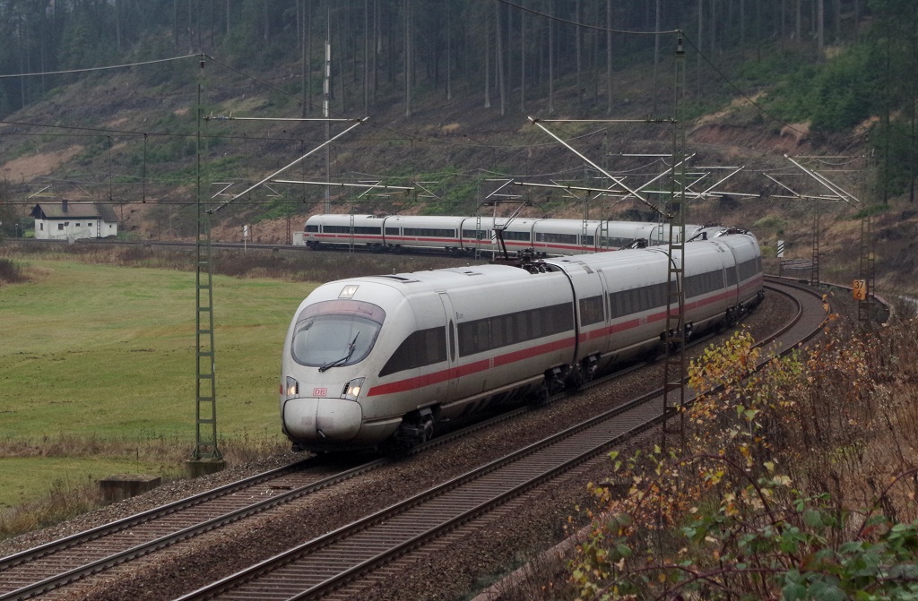 Zwei ICE-T schlngeln sich am 16.11.2013 durch den Frankenwald bei Frtschendorf. 