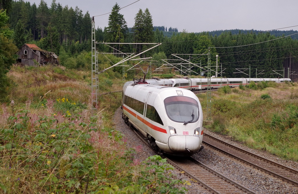 Zwei ICE-Ts schl�ngeln sich am 13.09.2013 durch den Frankenwald bei Steinbach am Wald. 