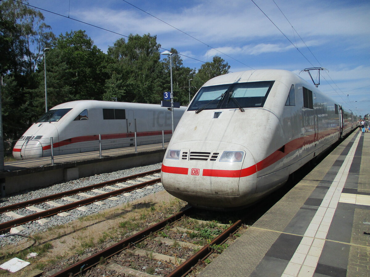 Zwei ICE`s standen am 30.Juli 2022 am Bahnsteig in Binz.Im Hintergrund ICE 402 005 und im Vordergrund der 401 504.