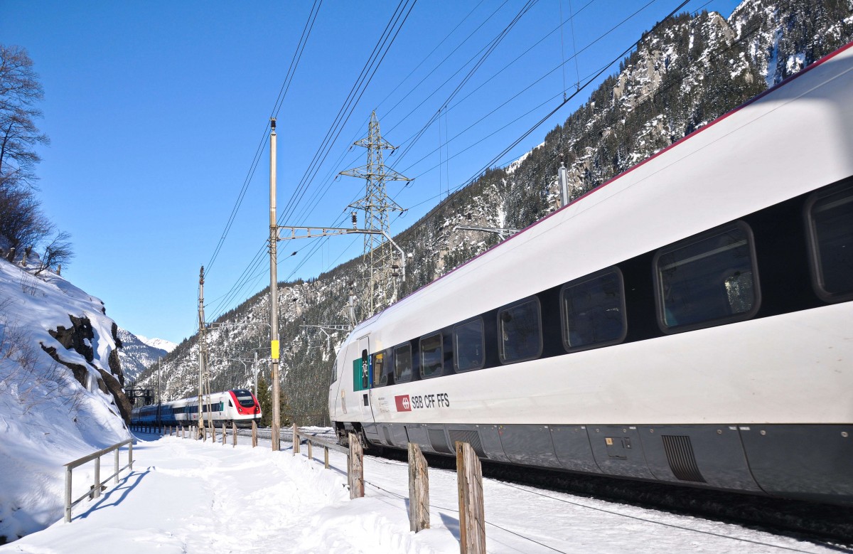 Zwei ICN begegnen sich bei schönstem Winterwetter auf der Nordrampe kurz vor der Station Göschenen. Aufgenommen am 10.02.2015