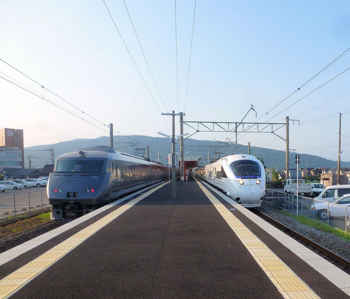 Zwei Intercityzüge der Linie nach Nagasaki kreuzen in Hizen Kashima. Links ein Zug Serie 787 (mit Endwagen KUMORO 787-1), rechts ein Zug der Serie 885 (mit Frontwagen KUROHA 884-5). 7.August 2013. NAGASAKI-HAUPTLINIE