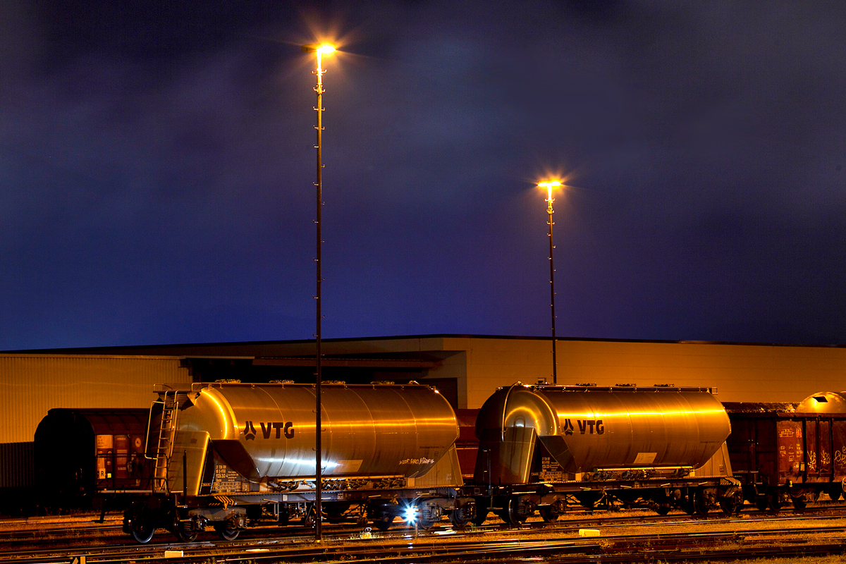 Zwei Kesselwagen der VTG AG,Typ Uacns stehen nachts abgestellt im Güterbahnhof Singen(Htw) Bild vom 25.5.2015