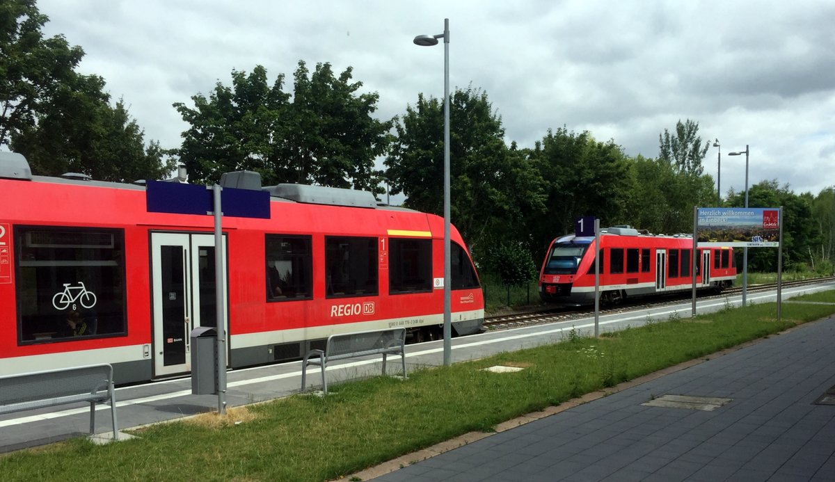 Zwei Lint 27 von DB Regio stehen am 18.07.2019 in der reaktivierten Ilmebahn-Bahnstation Einbeck Mitte. Der vordere Triebwagen auf Gleis 1 wartet auf Ausfahrt nach Einbeck Salzderhelden (RB 86).