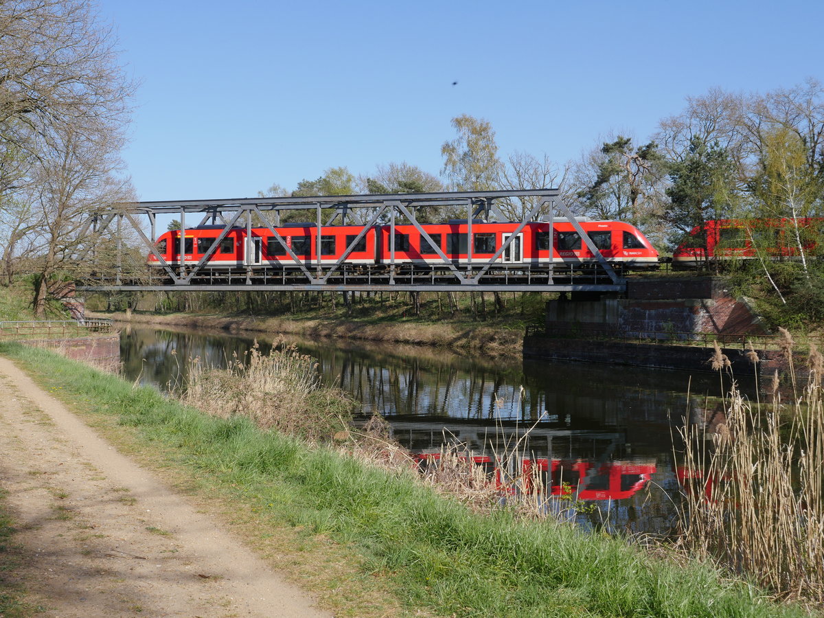 Zwei Lint 41 (BR 648) als RE 83 (21824) Lüneburg - Kiel auf der Brücke über den Elbe-Lübeck-Kanal zwischen Lauenburg und Büchen; 16.04.2020
