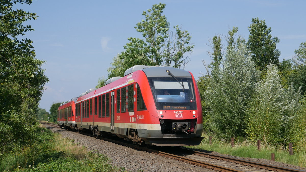Zwei LINT 41-Einheiten geführt von 648 962 als RE 83 (21823) Lübeck - Lüneburg kurz vor dem Bahnübergang Dalldorf; 13.07.2018
