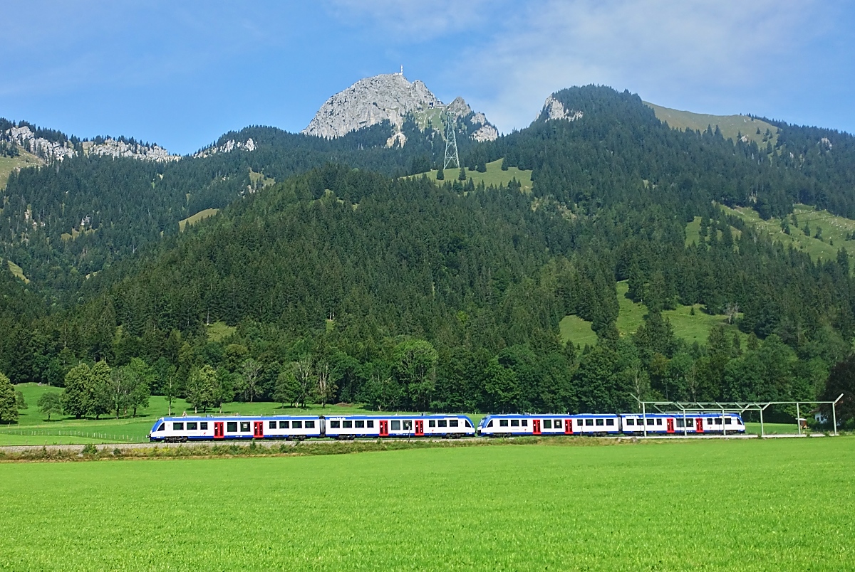 Zwei LINT 54 der Bayerischen Regiobahn verlassen am 26.08.2023 den Haltepunkt Osterhofen in Richtung München