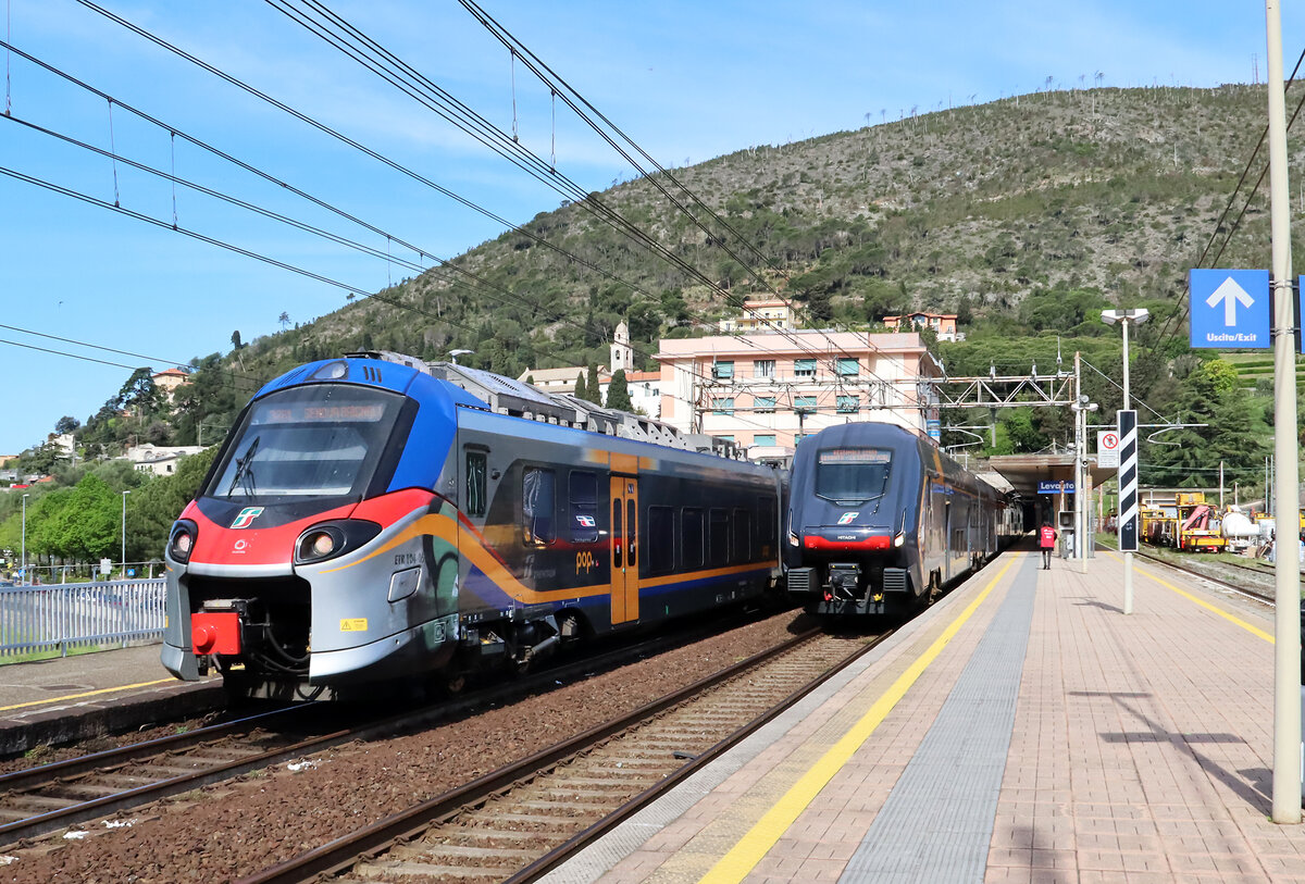 Zwei Lokalzüge im Bahnhof Levanto: links der Regionalzug nach Genova Brignole, rechts der '5 Terre Express' nach La Spezia. Levanto, 27.4.2023
