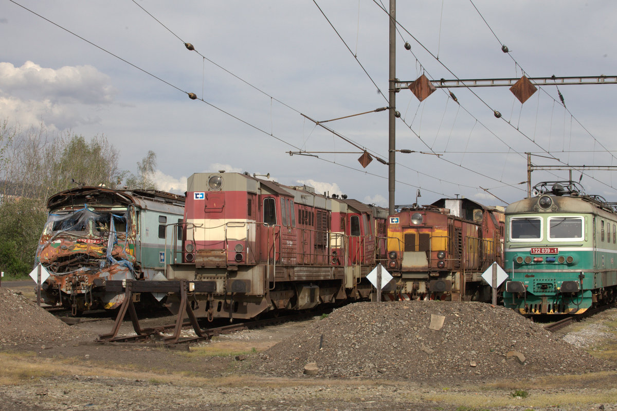 Zwei Lokomotiven der Baureihe 122 flankieren hier den Lokfriedhof , zum BW Usti nad Labem gehörend. 26.04.2019 15:38 Uhr. Teleaufnahme.