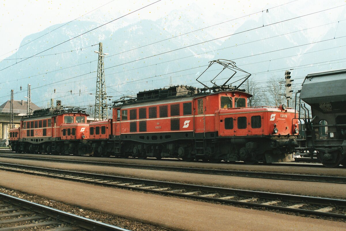 Zwei Lokomotiven der ÖBB-Baureihe 1020. Ort leider unbekannt. 1983