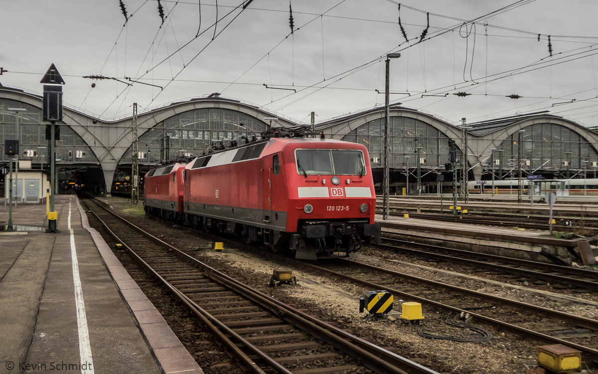 Zwei Loks der Baureihe 120 sind zwischen den Gleisen 21 und 22 des Leipziger Hauptbahnhofs abgestellt. (30.01.2016)