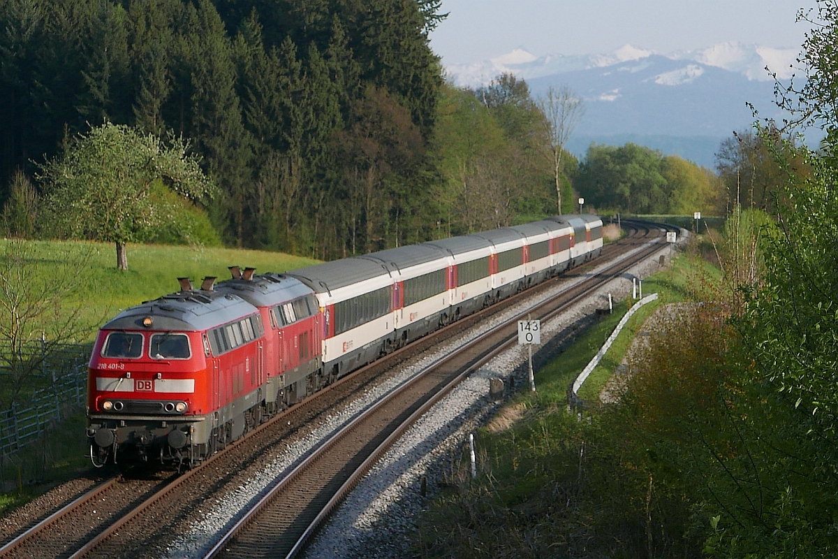 Zwei Loks der Baureihe 218, gefhrt von 218 401-8, ziehen den EC 192, Mnchen - Basel, am 24.04.2017 an Hhenreute vorbei.