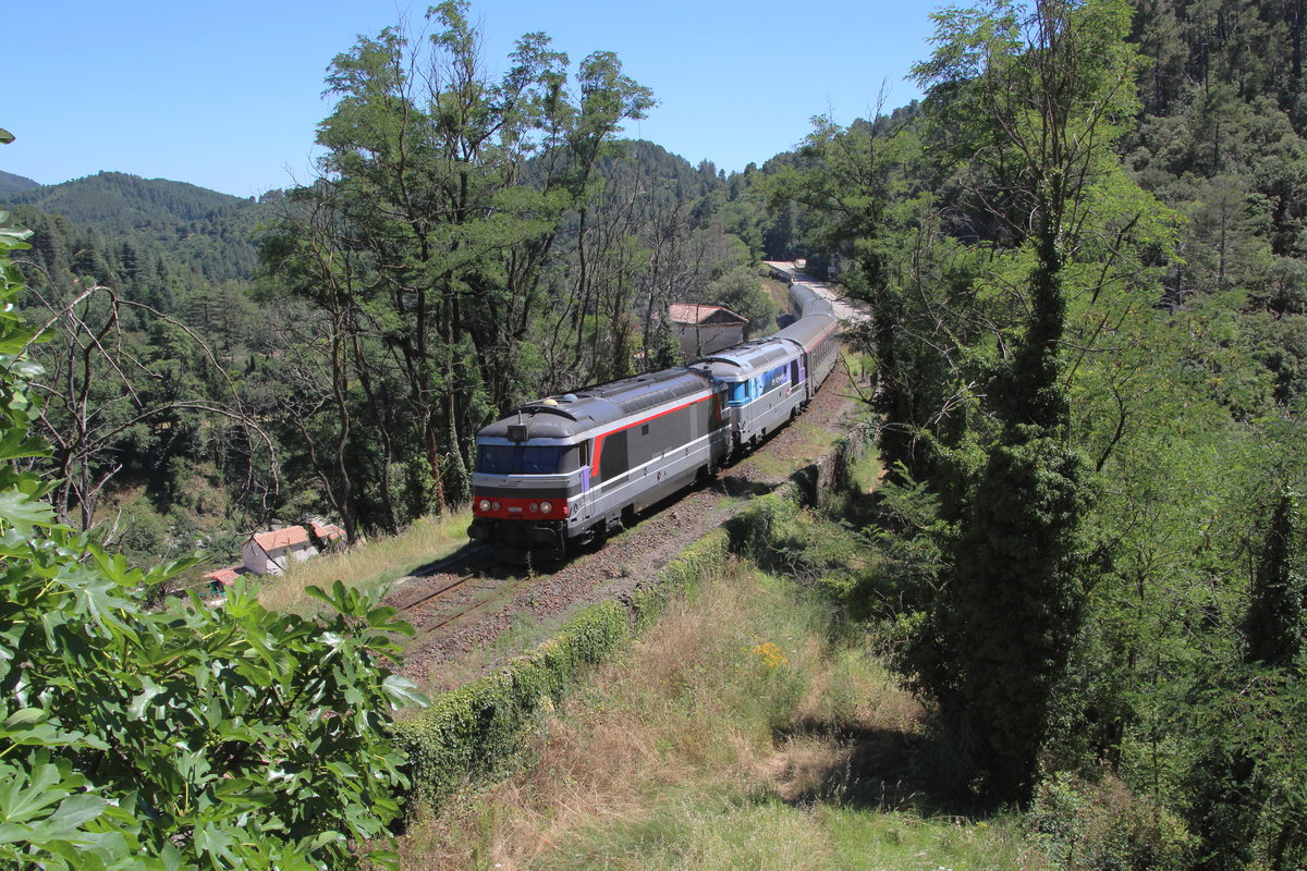 Zwei Loks bespannten an diesem Tag den IC 15954 (Nimes - Clermont-Ferrand): BB-567555 und BB-567628 erreichen in kürze mit wenig Mühe, aber mit +40 den Bahnhof von Genolhac.
Genolhac, 19. Juli 2016