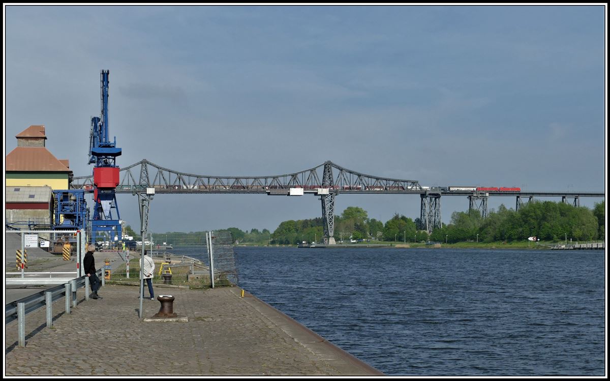 Zwei Loks der BR185 überqueren den Nordostseekanal auf der Rendsburger Hochbrücke. (17.05.2019)