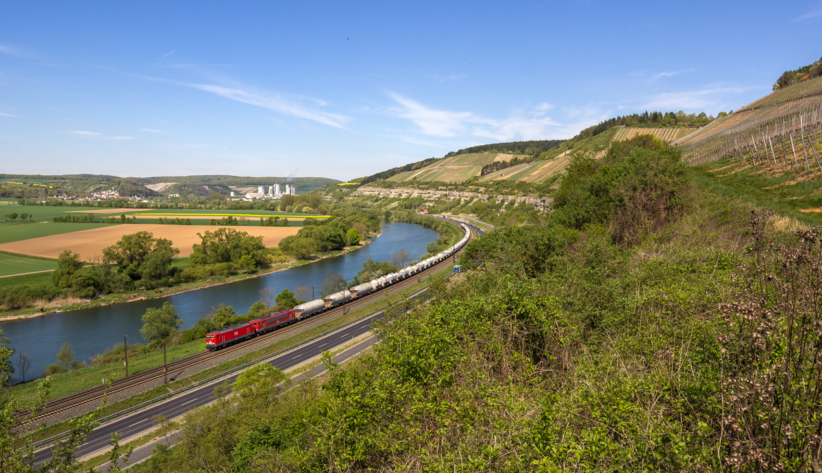 Zwei Loks der MEG (BR 143 und 155) ziehen einen Zementzug bei Himmelstadt durchs Maintal (17.04.2014)