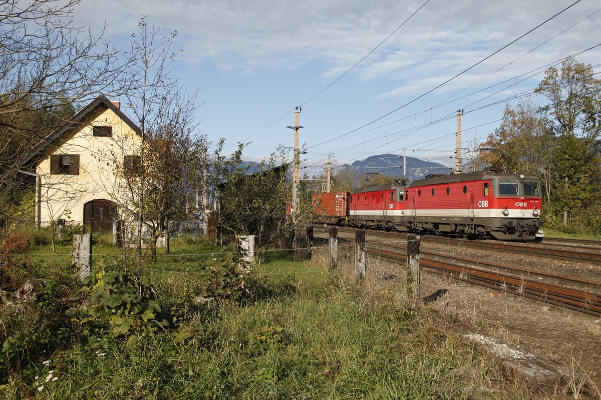 Zwei Loks der Reihe 1144 stehen am 29.10.2014 mit einem Güterzug im Bahnhof Eichberg.
