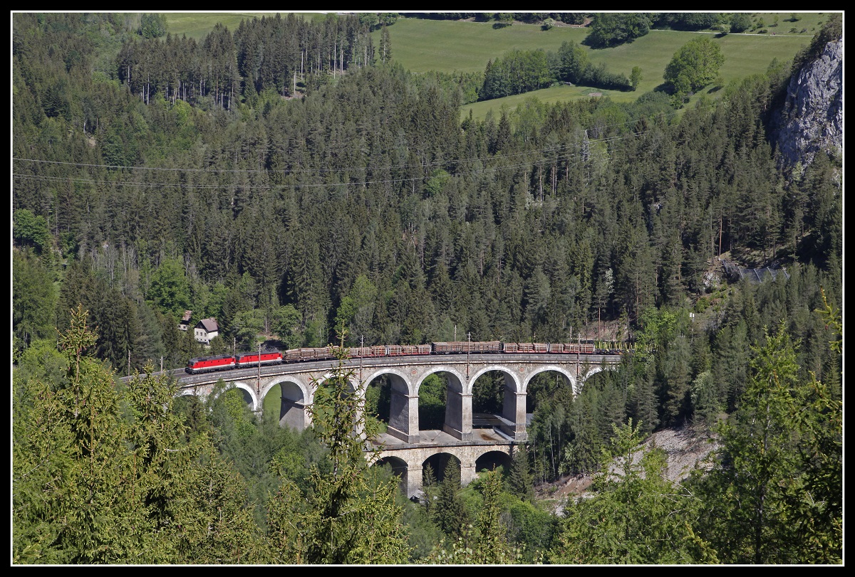 Zwei Loks der Reihe 1144 ziehen am 27.05.2020 einen Güterzug über den Viadukt  der Kalte Rinne.