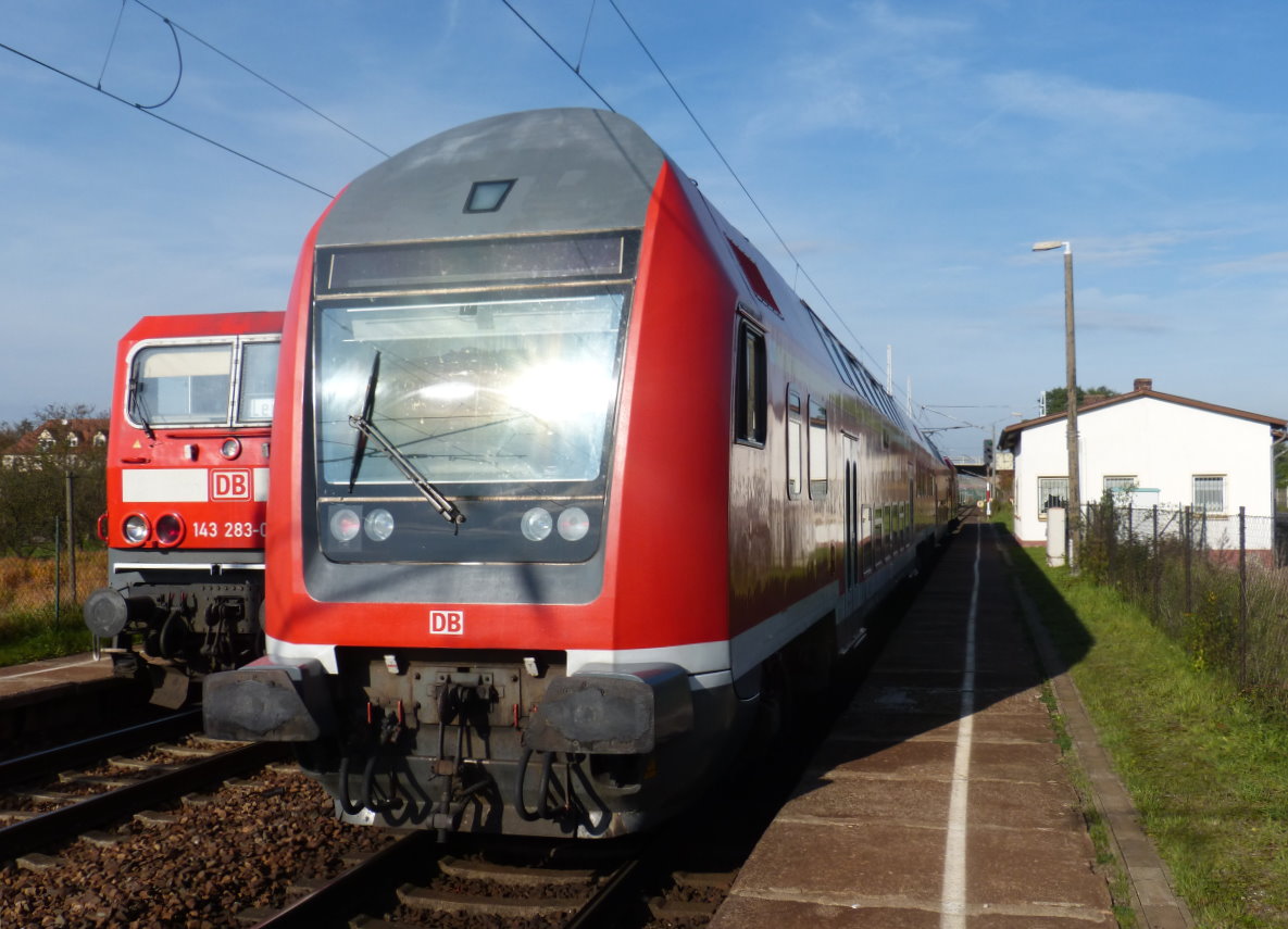 Zwei lokvorrausfahrende Regionalbahnen mit Dostos treffen sich am Haltepunkt Werther 19.10.2013