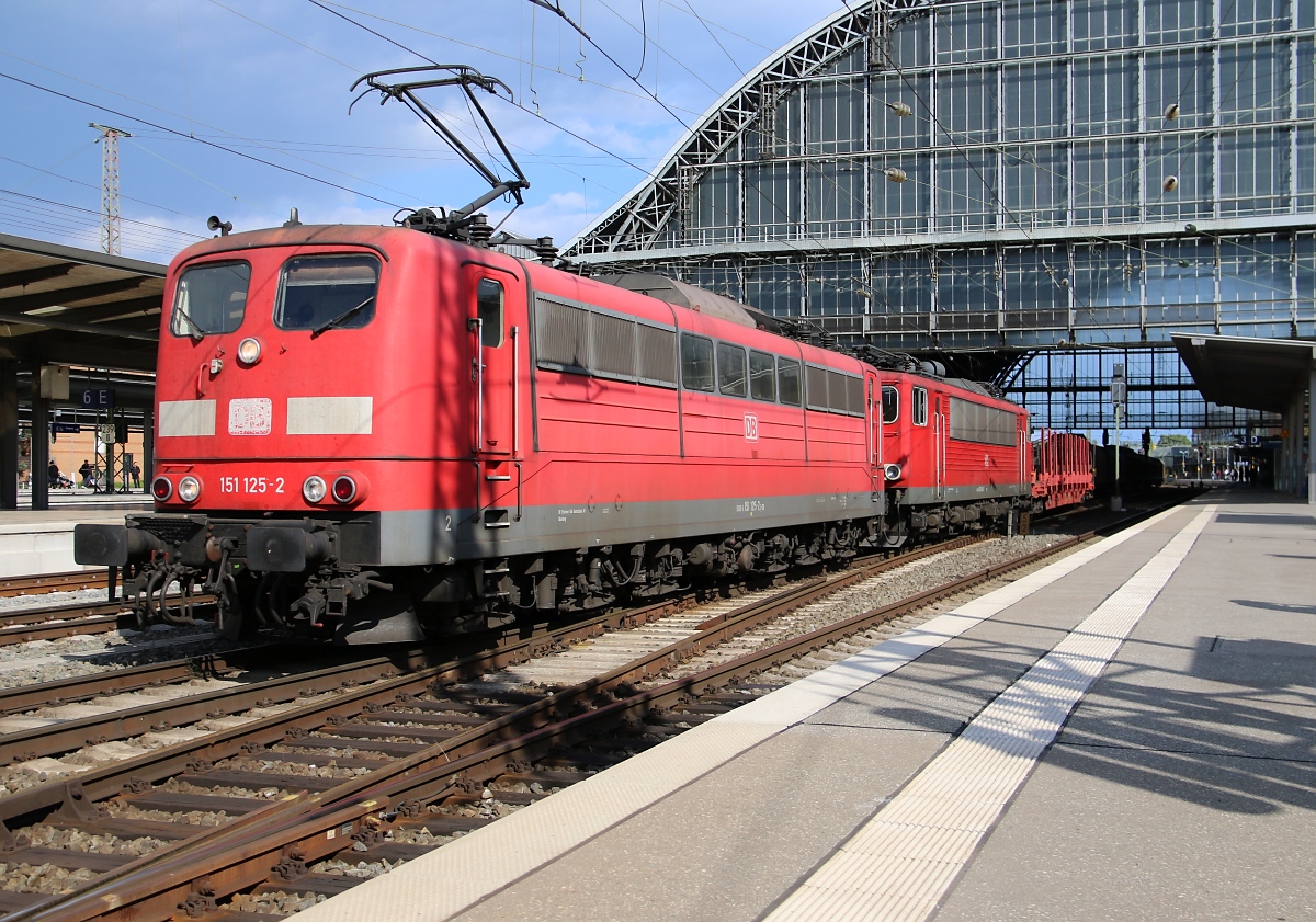 Zwei mal sechs Achsen in an zwei verschiedenen Baureihen: 151 125-2 mit der Wagenlok 155 048-2 und einem gemischtem Güterzug im Hauptbahnhof Bremen. Aufgenommen am 14.06.2014.