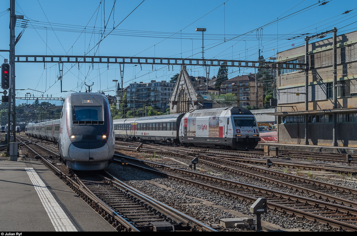 Zwei Mal TGV Lyria. Rechts die Re 460 086 Werbelok mit einem IR Genève Aéroport - Luzern, links der TGV POS mit Triebkopf 4404, der gerade bereitgestellt wird um später nach Paris Gare de Lyon zu fahren. Aufgenommen am 16. Juli 2016 bei der Einfahrt in den Bahnhof Lausanne.