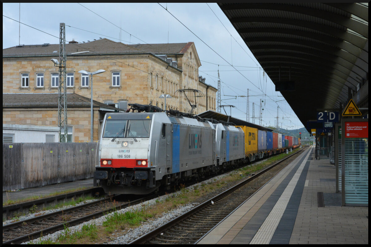 Zwei Maschinen der belgischen LINEAS, 186 508 & eine weitere 186, befördern am 20.04.2024 einen Klv-Zug durch Bamberg in Richtung Nürnberg.