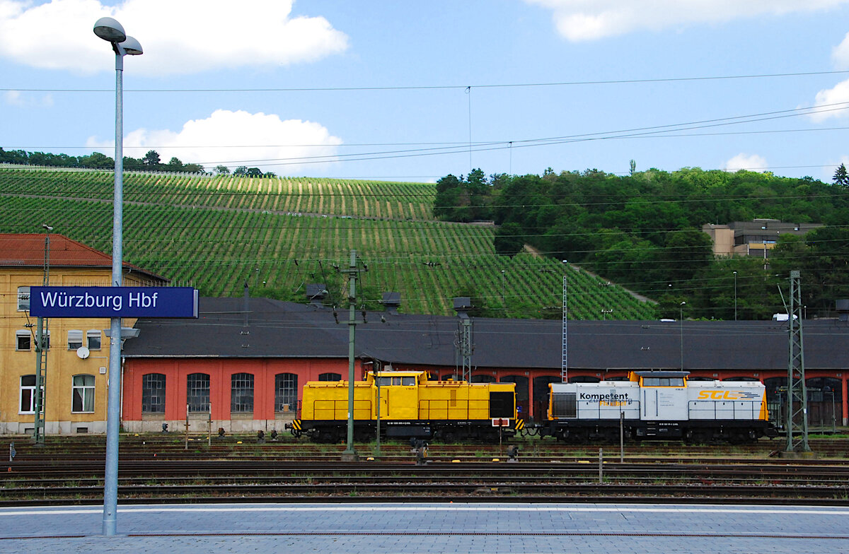 Zwei Maschinen der SGL V180.08 & V180.05 verbringen die Wochenendruhe vor dem Lokschuppen in Würzburg Hbf. 19.06.2021