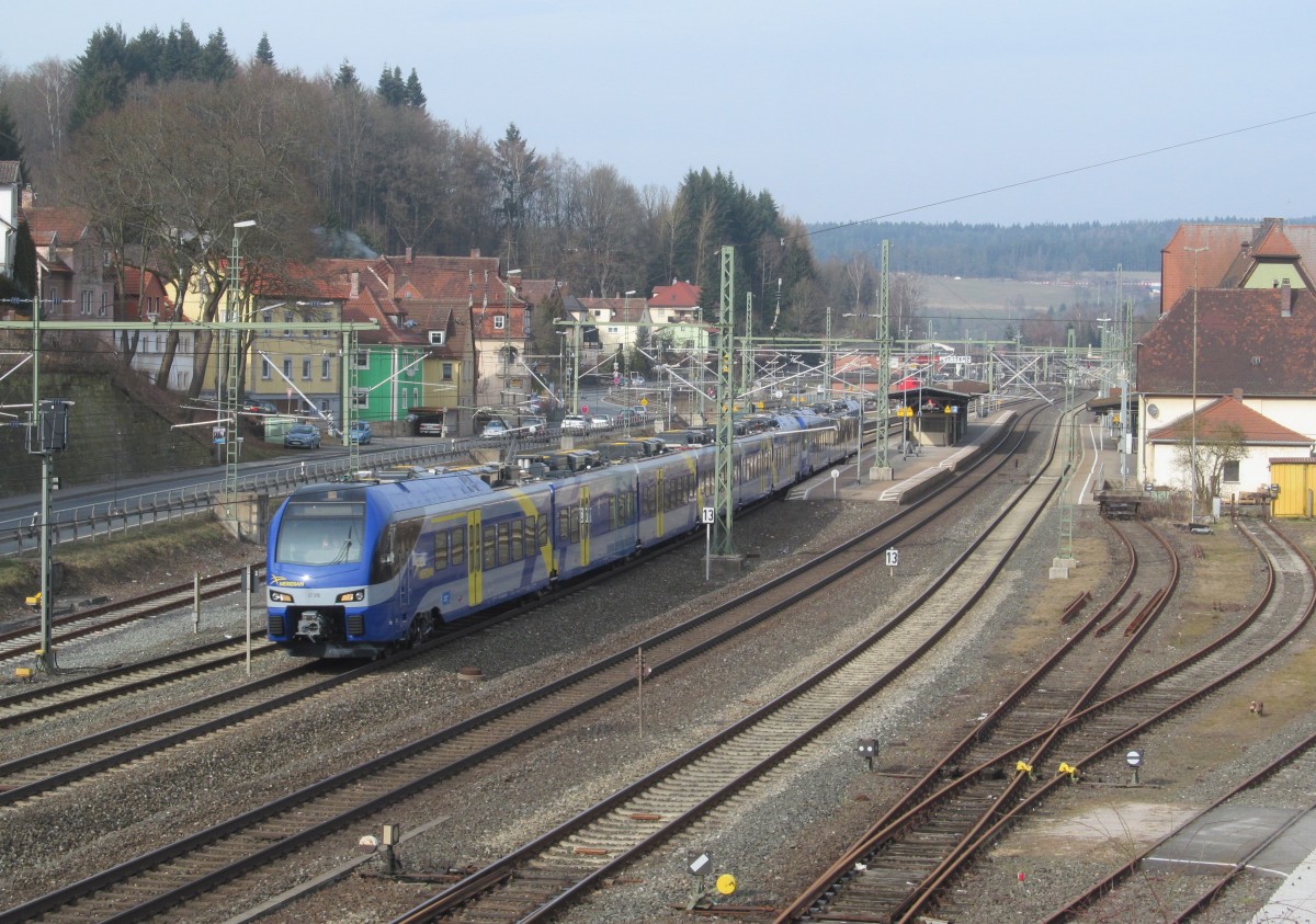 Zwei Meridiane der BOB durchfahren am 01. März 2014 den Bahnhof Kronach in Richtung Lichtenfels.