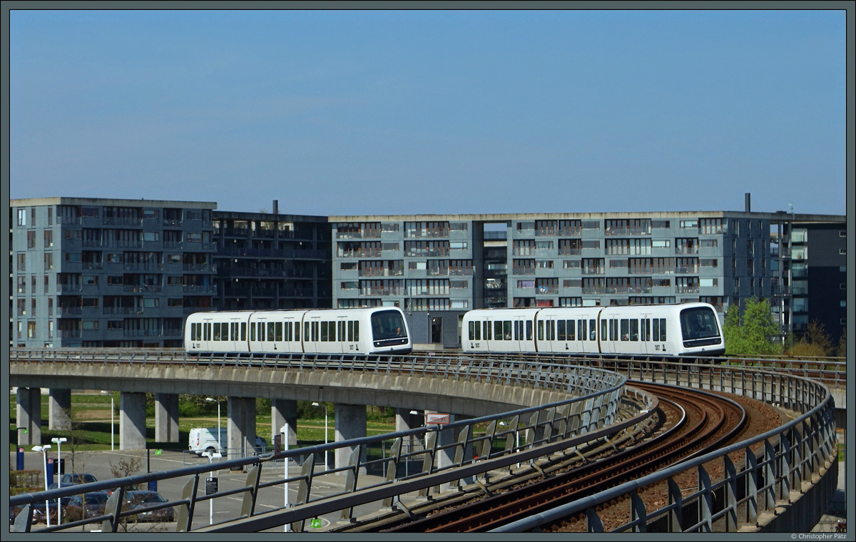 Zwei Metro-Züge begegnen sich auf der Hochbahnstrecke unweit der IT-Universität Kopenhagen. (26.04.2019)