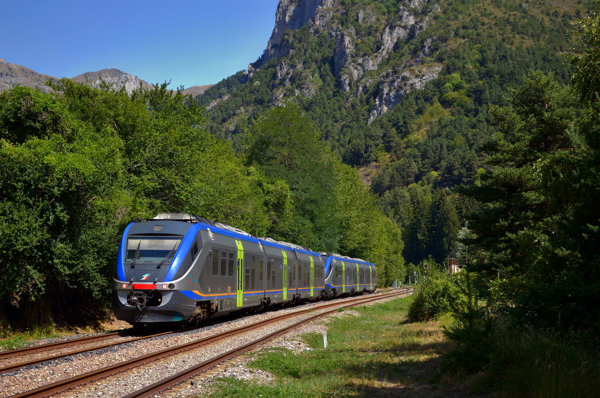 Zwei Minuetto verlassen Bahnhof Vievola auf der Tendabahn mit ein Regionalzug nach Cuneo - 27.08.2017