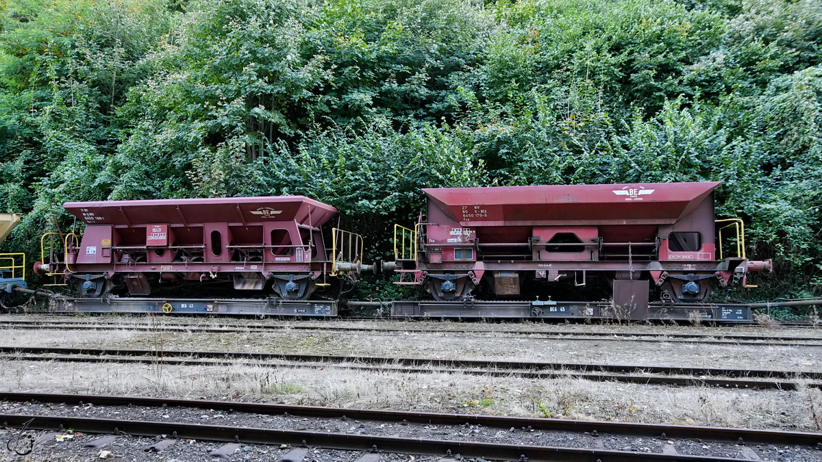 Zwei mit Schüttgutwagen (Fcs-v 27 80 6450 169-7 & Fcs 27 80 6450 170-5) beladenen Rollwagen  (Beg 43 & 45) waren Anfang Oktober 2021 in Brohl-Lützing zu sehen.