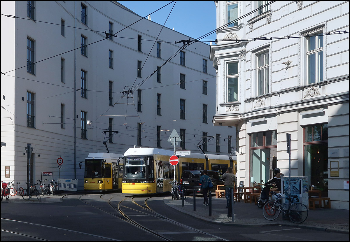 Zwei moderne Niederflur-Straßenbahn-Generationen -

... der BVG Berlin in der Großen Präsidentenstraße in der Nähe des Hackeschen Marktes.

19.08.2019 (M)