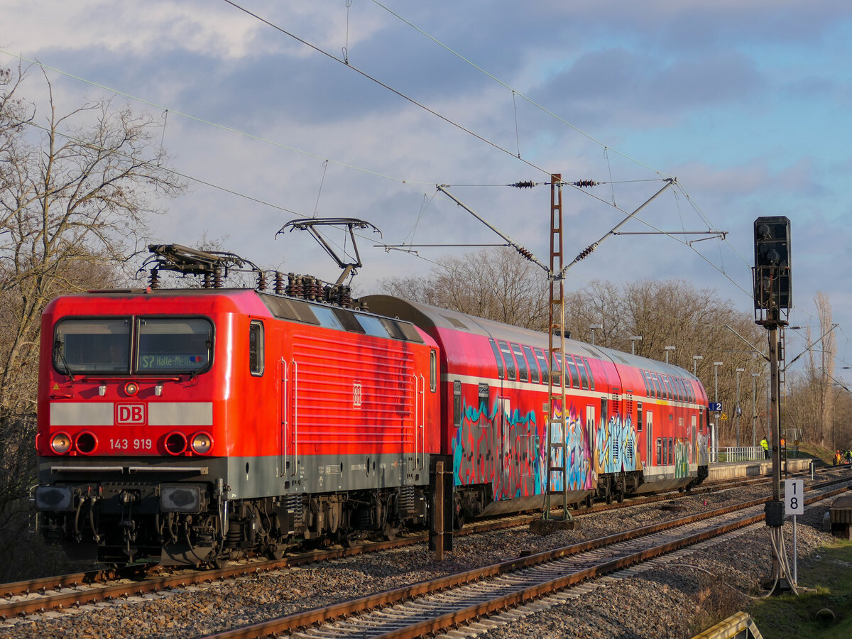 Zwei Monate vor ihrem tragischen Unfall an einem Bahnübergang und der darauffolgenden Abstellung konnte ich 143 919 mit ihrer S7 nach Halle-Nietleben bei der Ausfahrt Halle-Südstadt fotografieren. Bild vom 13.01.2021, dem letzten Betriebstag vor der Vollsperrung der Hallenser S7. Nach Wiederinbetriebnahme des Verkehrs sollen hier 442er eingesetzt werden, also ein in zweierlei Hinsicht historisches Foto.