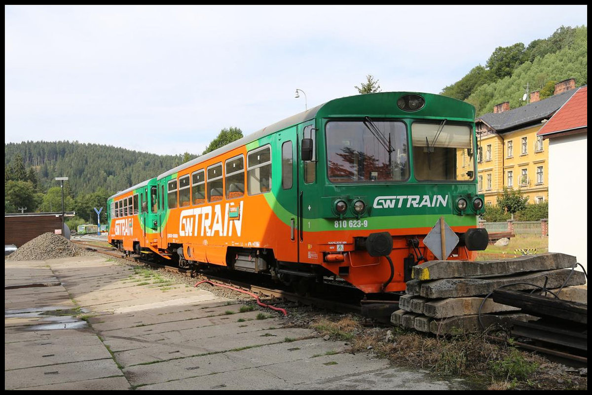 Zwei Motorwagen der Reihe 810 standen am 18.08.2020 um 13.20 Uhr am BW im tschechischen Bahnhof Becov nad Teplou. Sie waren für die private GWTrain zugelassen. Vorn sehen wir den 810623-9 und dahinter den 810546-4.