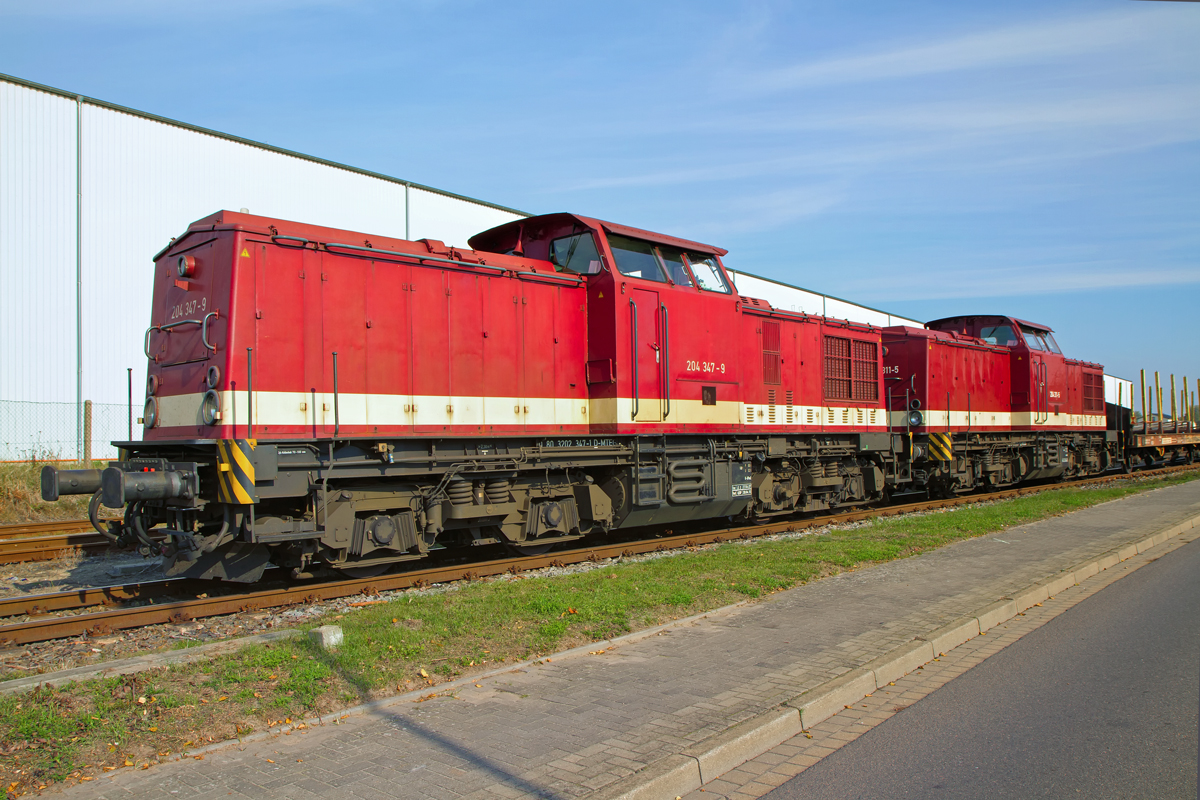 Zwei MTEG Dieselloks V 100 der ehemaligen DR stehen mit den zu beladenen Wagen auf der Ladestrasse des Bahnhofs Torgelow. - 06.10.2014