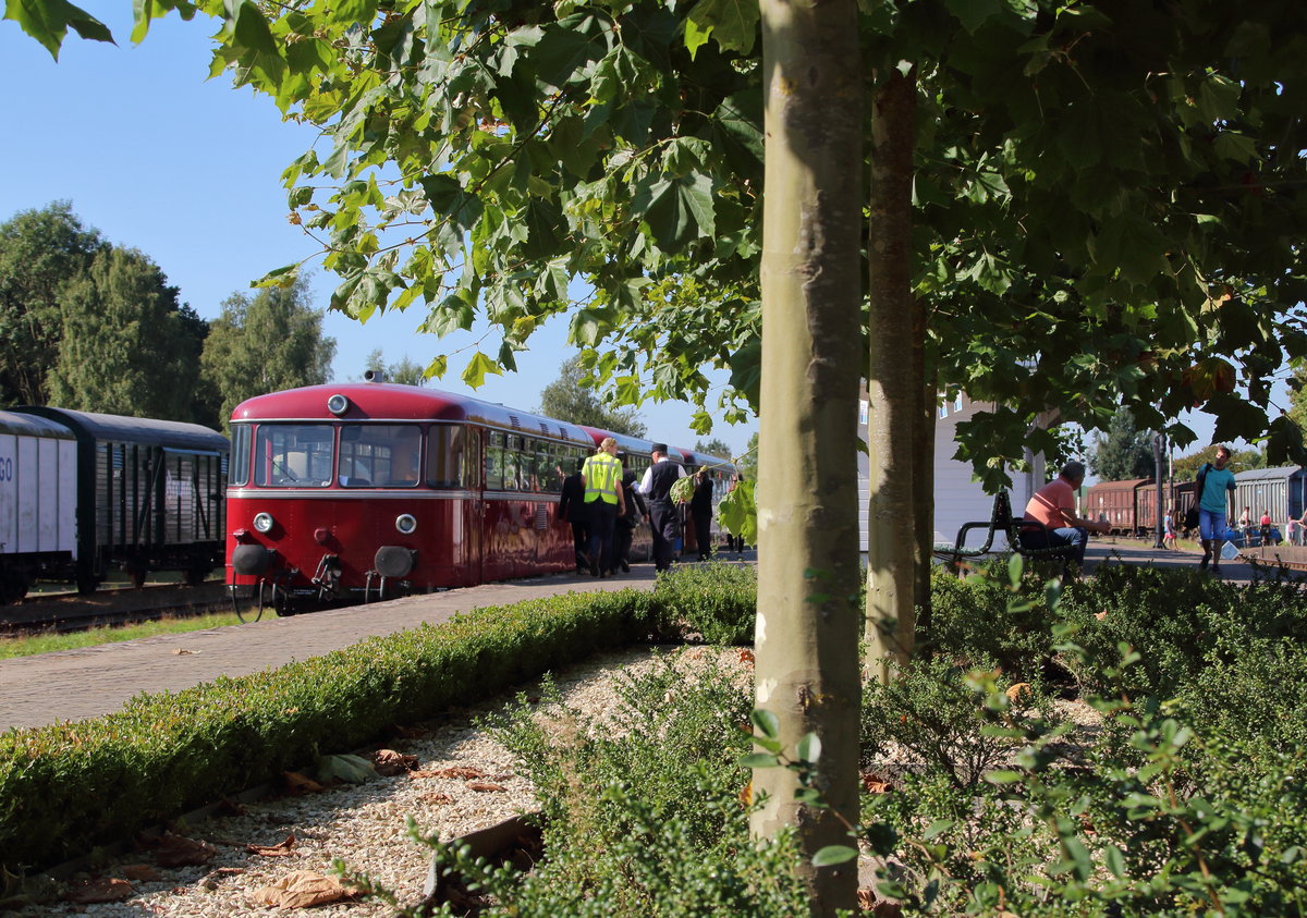 Zwei müde Fotografen und drei Schienenbusse (Motorwagen + zwei Beiwagen) machen eine Pause im Bahnhof Simpelveld.

Simpelveld, 25. September 2016
