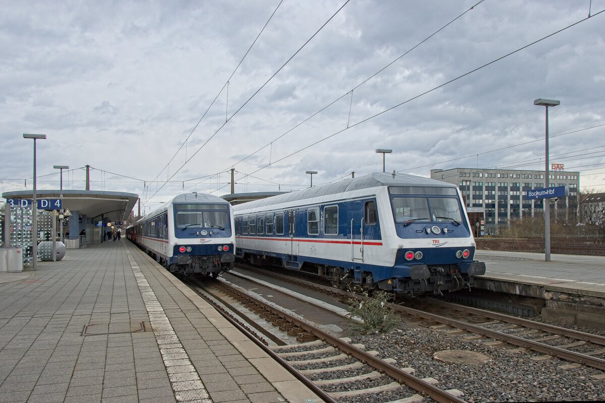 Zwei n-Wagen-Garnituren der TRI, einmal als RB 40 und einmal als RE 11, treffen in Bochum Hbf aufeinander (19.02.2022)