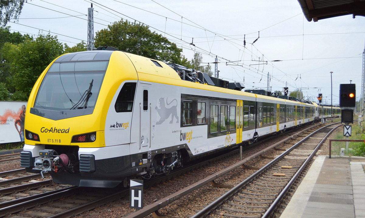 Zwei nagelneue fünfteiligen FLIRT³ EMU Triebzügen zur Überführung für die Go-Ahead Baden-Württemberg GmbH gesichtet. Es handelte sich um die Triebzüge ET 5.12 B (erkennbare NVR-Nummern: 94 80 1429 047-2 D-GABW/94 80 1429 547-1 D-GABW....) und ET 5.11 B (erkennbare NVR-Nummer: 94 80 1429 546-3 D-GABW) die mir am 03.09.19 in Berlin Hirschgarten vor die Linse fuhren.