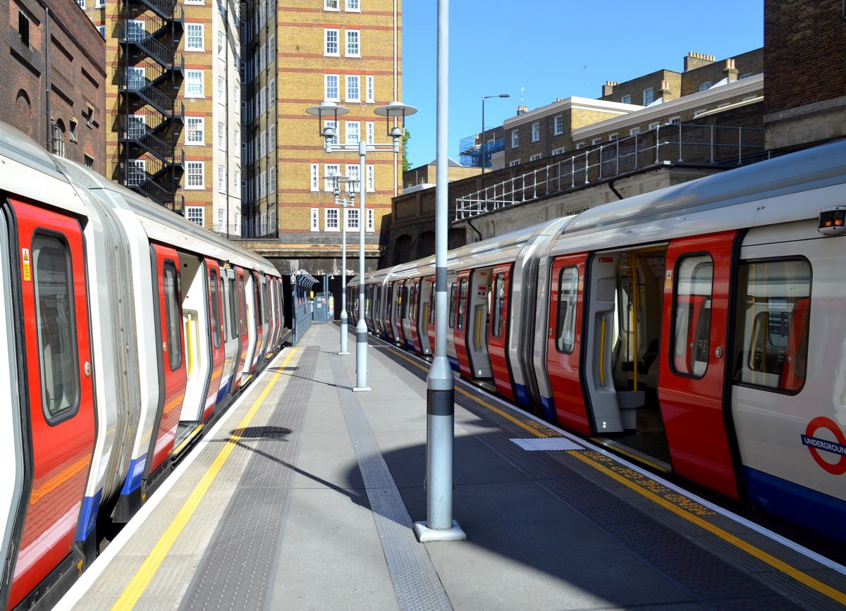 Zwei nagelneue S-Stock-Züge der London Underground in der Station  Baker Street . 10.7.2015
