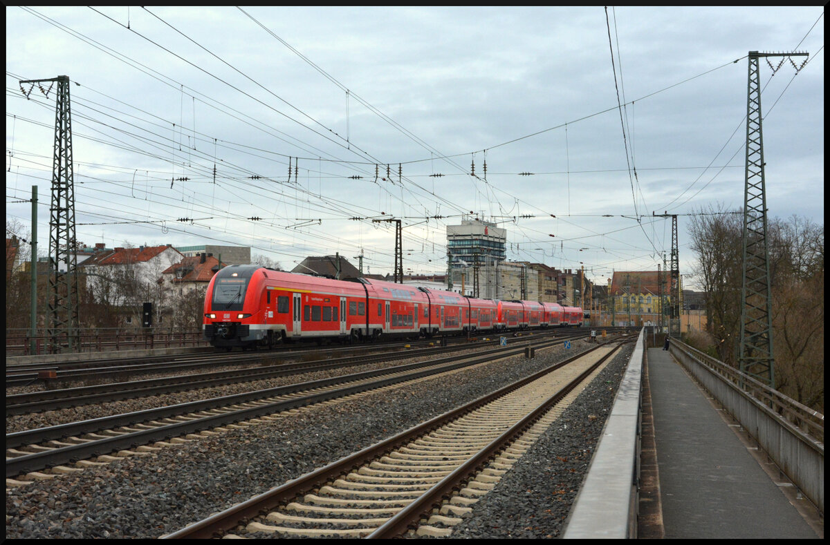 Zwei nagelneue Siemens Desiro HC (Baureihe 1462) als DB Regio  FTX - Franken-Thüringen-Express  am 28.12.2023 auf der Fahrt von Nürnberg nach Sonneberg und Saalfeld/Saale. Aufgenommen in Fürth/Bay.