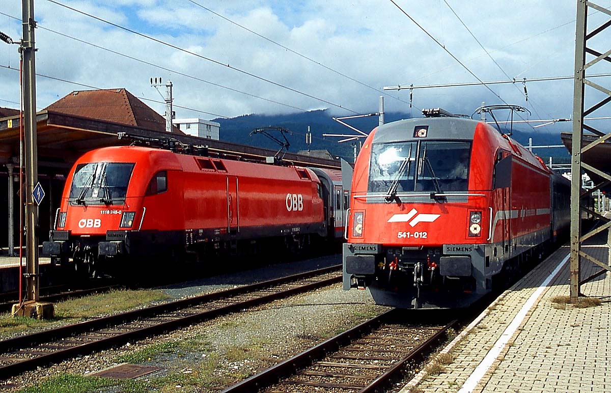 Zwei nahe Verwandte treffen sich um 2010 im Villacher Hauptbahnhof: Die ÖBB 1116 215-0 und die SZ 541-012