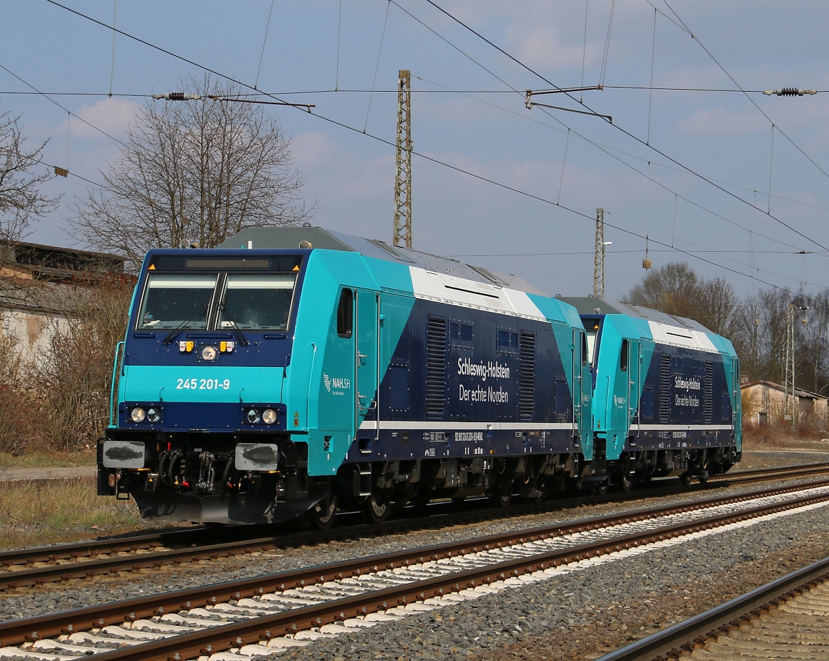 Zwei NahSH Dieseltraxxe für Schleswig Holstein kommen von ihrer Probefahrt aus Richtung Norden zurück. 245 201-9 und 245 203-5 bei Ihrer Fahrt Richtung Kasssel in Eichenberg am 10.04.2015 abgelichtet.