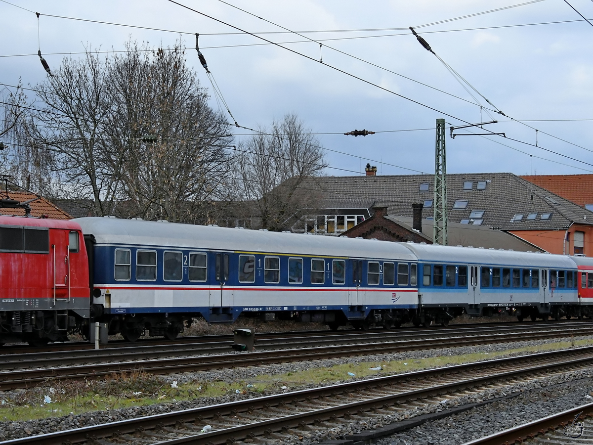 Zwei Nahverkehrswagen (1 55 80 31-33 453-2 ABn & 50 80 84-34 323-7 Bnrdz) bei der Durchfahrt in Wuppertal-Unterbarmen. (März 2021)
