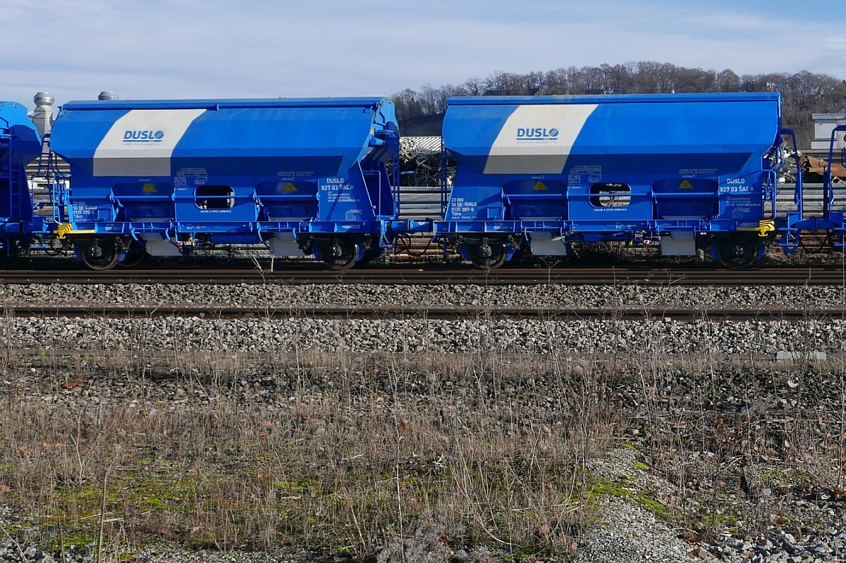 Zwei neu aussehende, bei DUSLO eingestellte Schttgutwagen der Gattung Tdns (23 56 0130 073-6 und 23 56 0130 087-6) werden nach der Entleerung zusammen mit den anderen Schttgutwagen im Bahnhof von Biberach (Ri) zusammengestellt (20.12.2018).