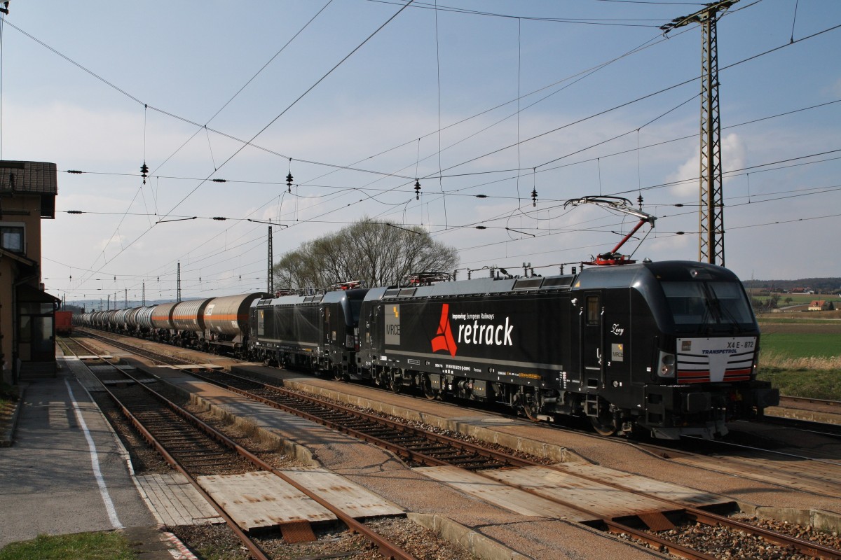 Zwei neue BR 193 vor einem Druckgaskesselzug. Die Siemens Vectron 193 872-9 (X4E-872) und 193 854-9 (X4E-854) durchfahren am 25.3.2014 den Bahnhof Kirchstetten Richtung Wien. Beladen ist der Zug mit Acrylnitril (336/1093).