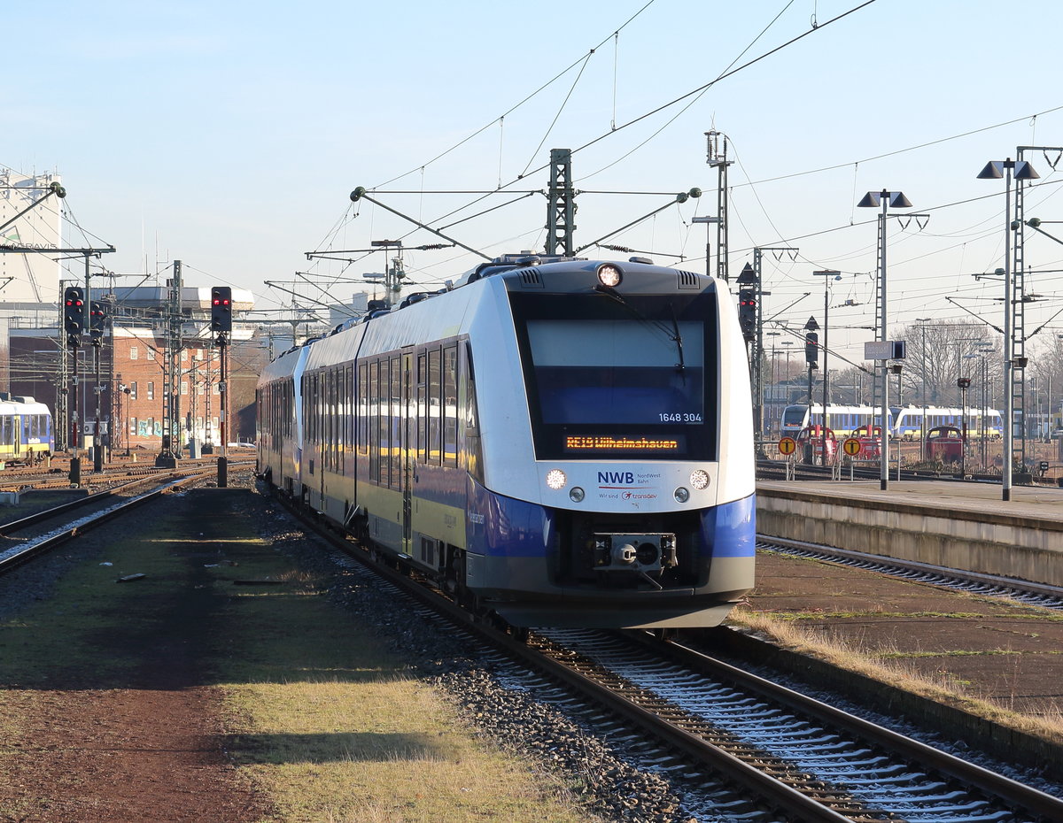 Zwei neue leichte innovative Nahverkehrstriebwagen - 1648 304 und 301 erreichen als RE 19 (Bremen Hbf - Wilhelmshaven) Oldenburg (Oldb.) Hbf.

Oldenburg (Oldb.) Hbf, 30. Dezember 2016