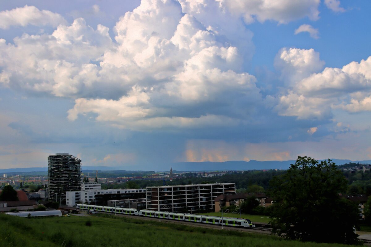 Zwei neue MIKA-Züge der BLS in Doppeltraktion bei Wabern, mit Bern und seinem Münster im Hintergrund. 22.Mai 2023 
