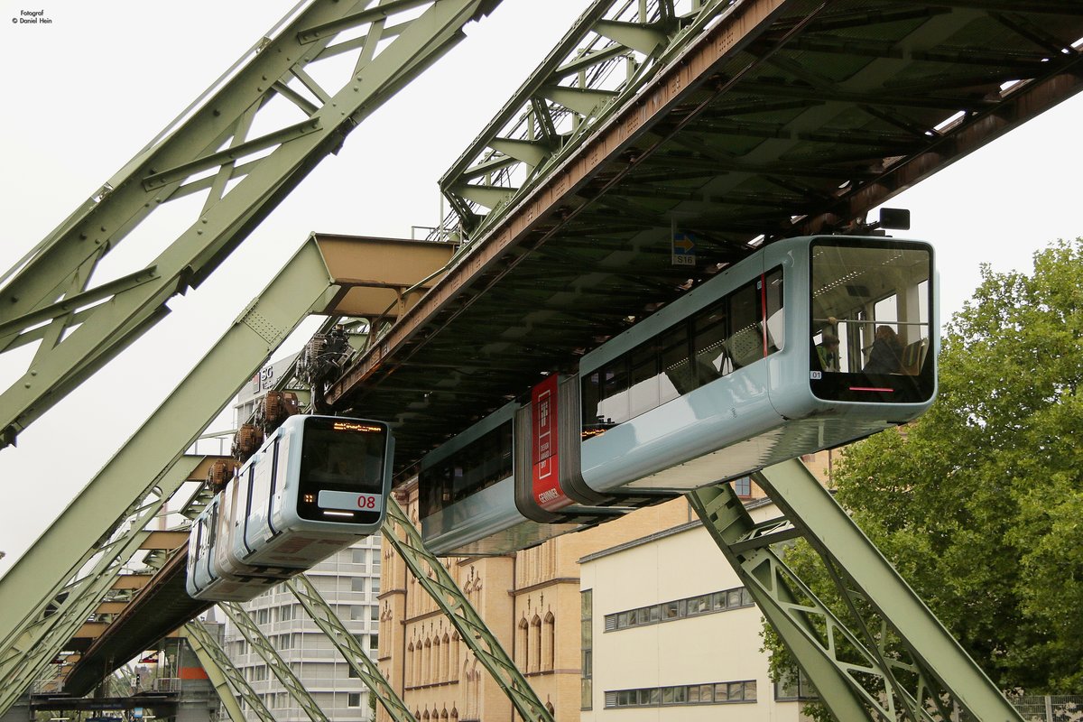 Zwei neue Schwebebahnen GN08 und rechts GN01 in Wuppertal Elberfeld, am 05.08.2017.