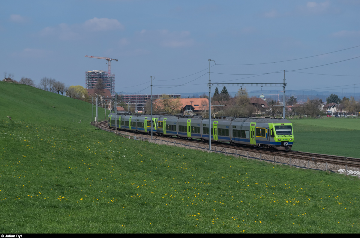 Zwei NINAs sind am 10. April 2016 auf der S44 in Richtung Thun unterwegs und durchfahren in Kürze die Station Kehrsatz Nord. Hinten die Baustelle Bächtelenacker in Wabern bei Bern. Auch eine neue S-Bahn-Haltestelle  Kleinwabern  soll es dort in ein paar Jahren geben.
